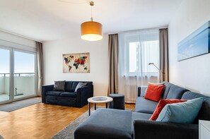 Smart-TV, Bücher, Stereoanlage