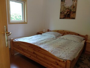 2 habitaciones, tabla de planchar con plancha y cuna de viaje 