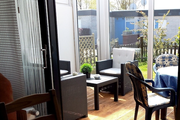 Blick aus dem Wohnzimmer in den Wintergarten