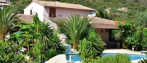 Een buitenzwembad en een verwarmd zwembad