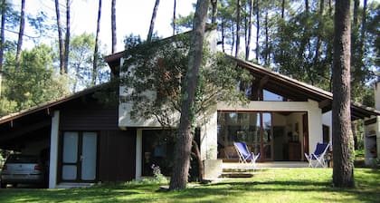 Architect house, 500 meters from the ocean, nestled in a dead end