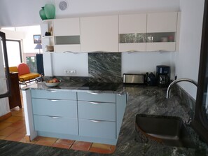 Fridge, microwave, oven, stovetop - Architect house, 500 meters from the ocean, nestled in a dead end (Seignosse)