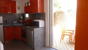 Refrigerador, microondas, horno y parrilla de estufa