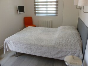 1 slaapkamer, een kluis op de kamer, een strijkplank/strijkijzer, wifi