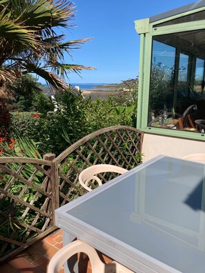 Outdoor dining - FULL VIEW OF THE BAY OF DOUARNENEZ, 1KM FROM THE BEACH, HAVEN OF PEACE, GARDEN  (Ploéven)