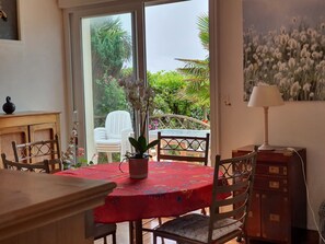 Dining - FULL VIEW OF THE BAY OF DOUARNENEZ, 1KM FROM THE BEACH, HAVEN OF PEACE, GARDEN  (Ploéven)