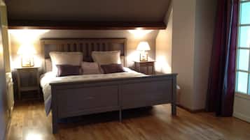 4 bedrooms, iron/ironing board, travel crib, free WiFi
