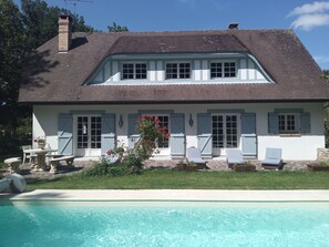 Una piscina al aire libre, una piscina climatizada