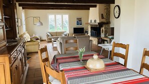 Téléviseur, foyer, lecteur de DVD, table de ping-pong