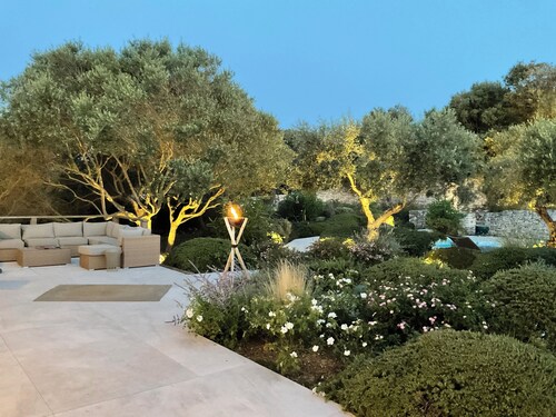 AIR CONDITIONED ARCHITECT VILLA, HEATED SWIMMING POOL, CLOSE TO THE BEACHES 4bed/9guests