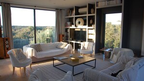 TV, books, stereo, offices - AIR CONDITIONED ARCHITECT VILLA, HEATED SWIMMING POOL, CLOSE TO THE BEACHES 4bed/9guests (Bonifacio)