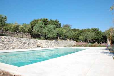 AIR CONDITIONED ARCHITECT VILLA, HEATED SWIMMING POOL, CLOSE TO THE BEACHES 4bed/9guests