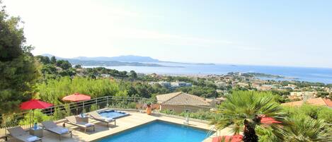 Utomhuspool och uppvärmd pool