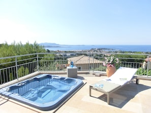 Outdoor spa tub - Villa Azur Golf 5*, sea view, quiet, close city center, air conditioning, WIFI (Bandol)
