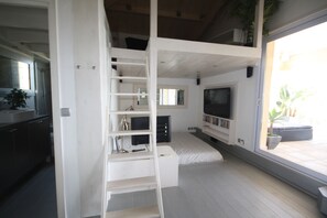4 bedrooms, in-room safe, iron/ironing board, travel cot