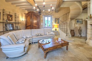 Fernseher, Kamin, Videospiele, DVD-Player