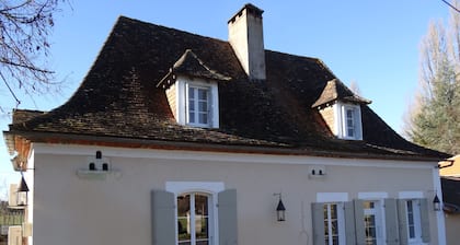 Moulin de Villeverneix and its tower, Neuvic on the banks of the Vern for 6, 8 people