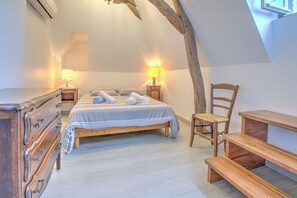 4 quartos, escrivaninha, ferros/tábuas de passar roupa, berço de viagem