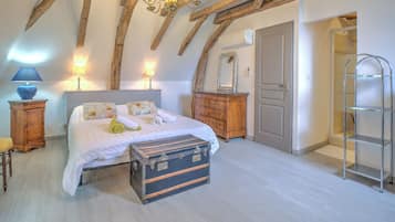 4 bedrooms, desk, iron/ironing board, travel cot
