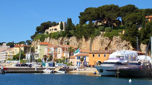 PRETTY VILLAGE HOUSE 100M2 AIR CONDITIONED FULL CENTER LARGE TERRACE NEAR SEA