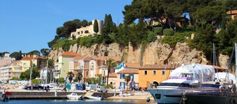 PRETTY VILLAGE HOUSE 100M2 AIR CONDITIONED FULL CENTER LARGE TERRACE NEAR SEA