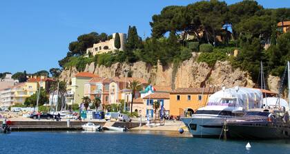 PRETTY VILLAGE HOUSE 100M2 AIR CONDITIONED FULL CENTER LARGE TERRACE NEAR SEA