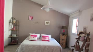 3 slaapkamers, een bureau, een strijkplank/strijkijzer, reisbedje