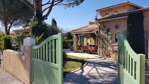 Exterior - Stunning Villa with Air Conditioning and Heated Pool—3 Double Bedrooms, 2 Bathrooms (Vaison-La-Romaine)