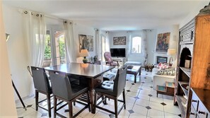 TV connectée, cheminée, livres, chaîne hi-fi