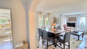 Dining - Stunning Villa with Air Conditioning and Heated Pool—3 Double Bedrooms, 2 Bathrooms (Vaison-La-Romaine)