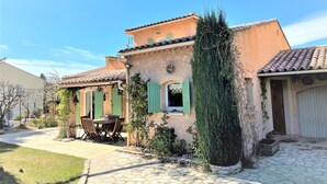 Exterior - Stunning Villa with Air Conditioning and Heated Pool—3 Double Bedrooms, 2 Bathrooms (Vaison-La-Romaine)