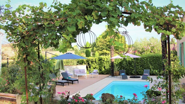 Outdoor pool, a heated pool - Stunning Villa with Air Conditioning and Heated Pool—3 Double Bedrooms, 2 Bathrooms (Vaison-La-Romaine)