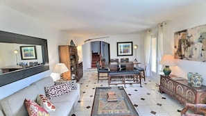 Smart TV, fireplace, books, stereo
