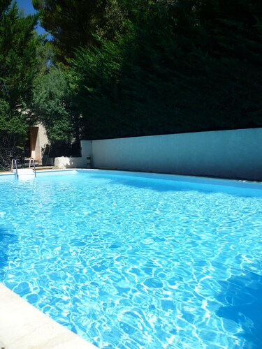 Quiet holiday villa with swimming pool and superb view in the Luberon