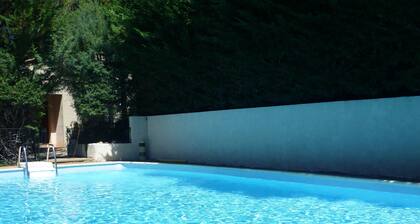 Quiet holiday villa with swimming pool and superb view in the Luberon