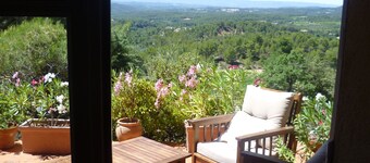 Quiet holiday villa with swimming pool and superb view in the Luberon