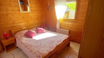 3 makuuhuonetta, vauvan matkasÀnky, ilmainen Wi-Fi, vuodevaatteet