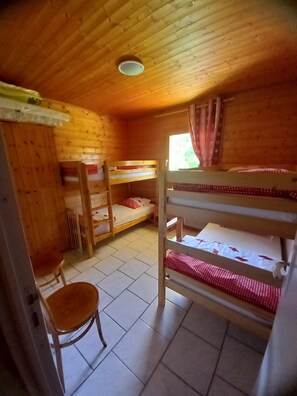 3 bedrooms, travel crib, free WiFi, bed sheets
