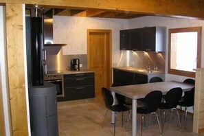 Fridge, microwave, oven, stovetop - Chalet 5 minutes from the lake by car, 10 minutes from the ski area (Gérardmer)
