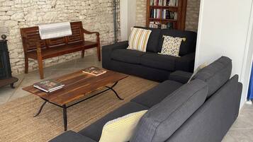 Een televisie, een open haard, een dvd-speler en een tafeltennistafel