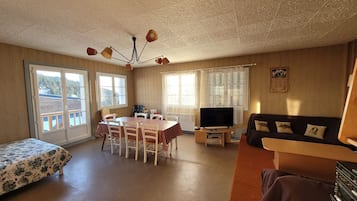 Smart TV, DVD player, livros, biblioteca musical