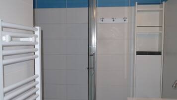 Douche, sèche-cheveux, serviettes fournies, papier toilette
