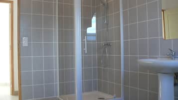 Douche, sèche-cheveux, serviettes fournies, papier toilette