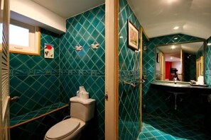 シャワー、バスアメニティ (無料)、ヘアドライヤー、タオル