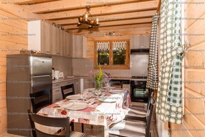 Fridge, microwave, oven, stovetop - La Bresse Spacious And Comfortable Chalet (La Bresse)