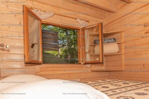 3 habitaciones, tabla de planchar con plancha y cuna de viaje