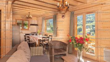 Una televisión, un reproductor de DVD