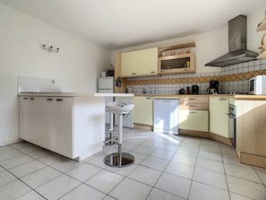 Fridge, microwave, oven, stovetop - House - secure heated swimming pool - barbecue - plancha - free wifi (Ispagnac)