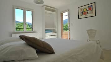 7 bedrooms, iron/ironing board, free WiFi, bed sheets