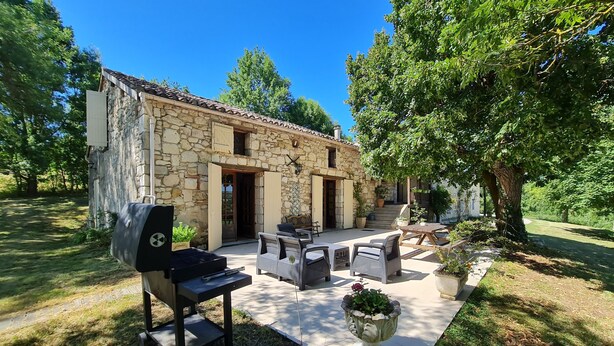 A stone house with a patio, outdoor furniture, and a grill. - Comfortable space and well decorated (Castelsagrat)